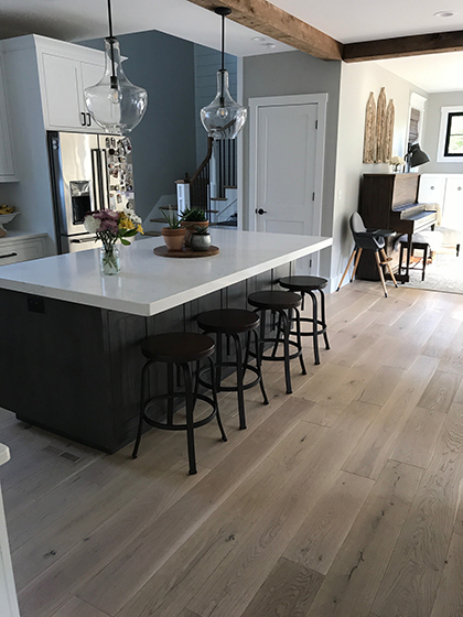 Alta Vista, Laguna, by Hallmark Floors is this beautiful kitchen with a kichen Island and family friendly installation by Triumph Interiors