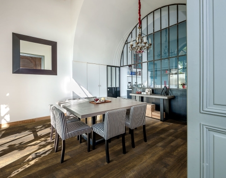 Courtier Baroness Hickory Dining room